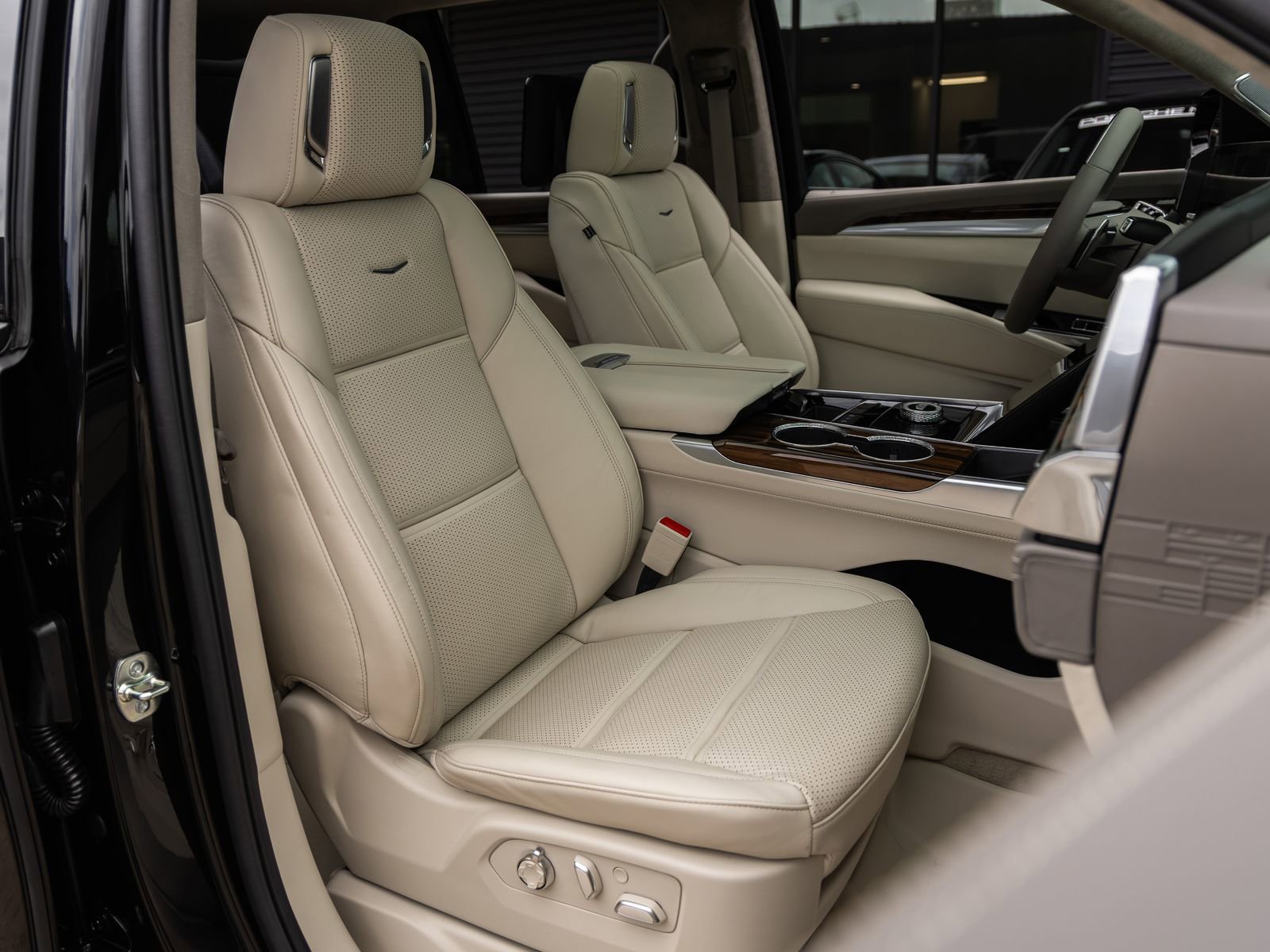 Used 2026 Cadillac Escalade Platinum Sport w/ LPO, Floor Liner Package AWD/4WD image 47