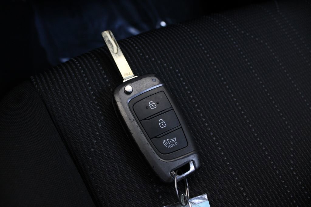 Certified 2021 Hyundai Venue SE image 28