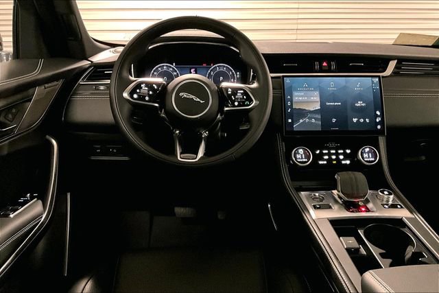 Certified 2025 Jaguar F-PACE R-Dynamic S AWD/4WD image 4