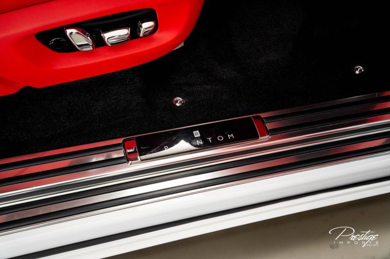 Used 2024 Rolls-Royce Phantom Sedan image 38