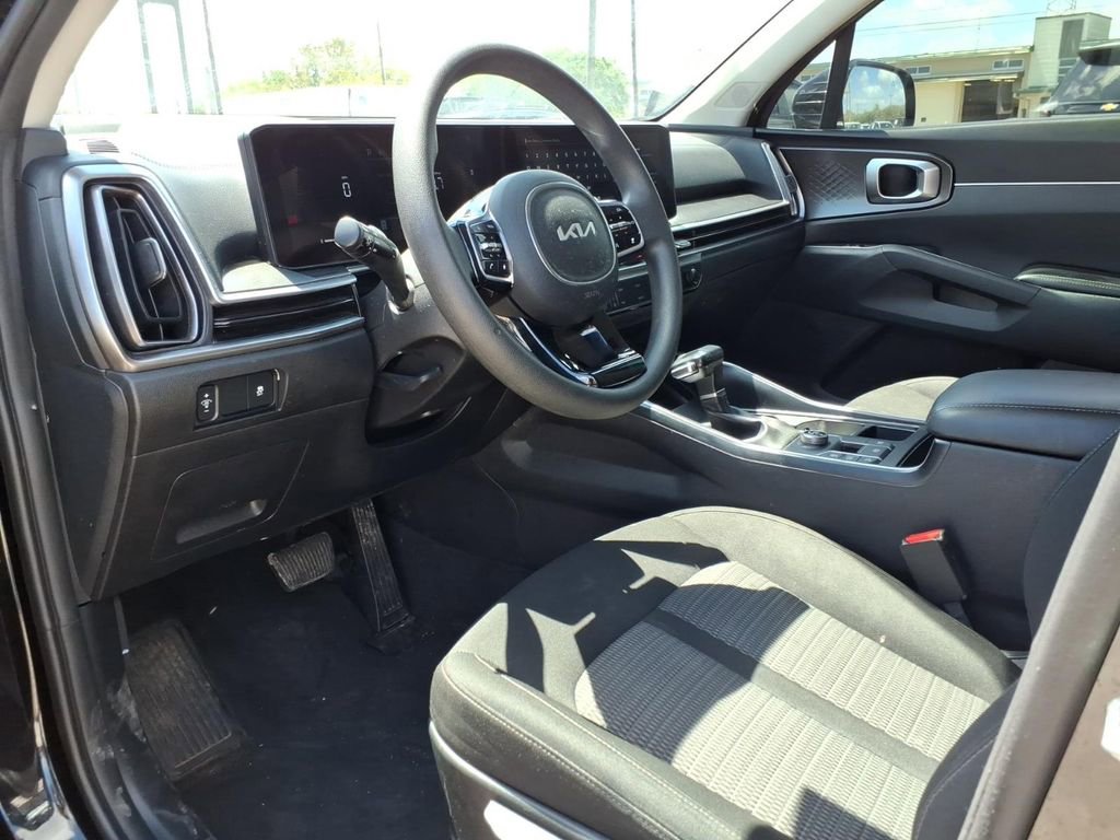 Used 2025 Kia Sorento LX image 18