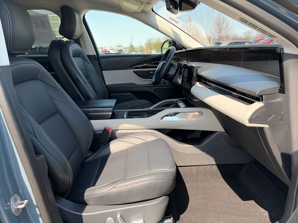 Used 2025 Lincoln Nautilus Premier AWD/4WD image 11