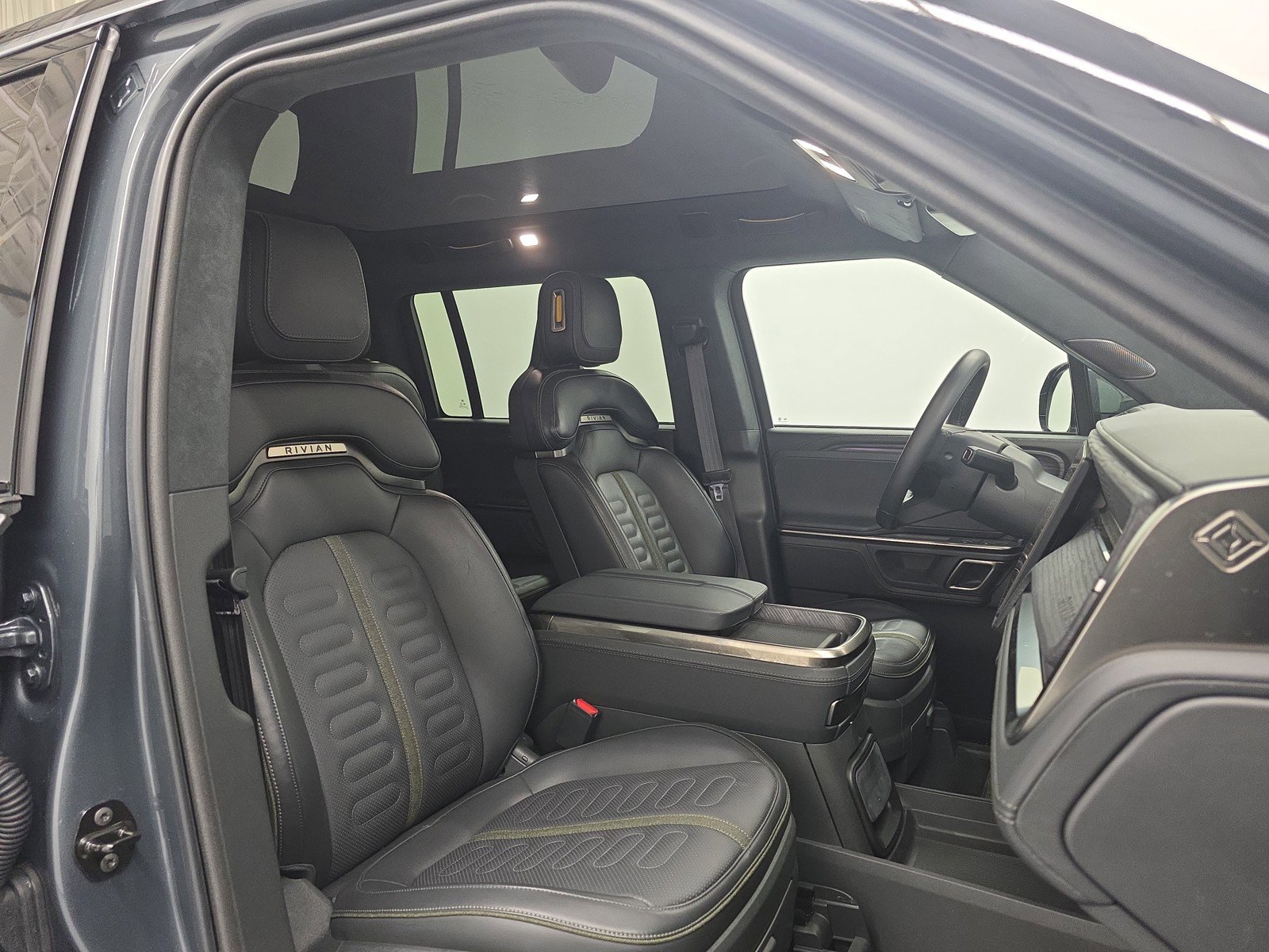 Used 2024 Rivian R1S Adventure AWD/4WD image 24