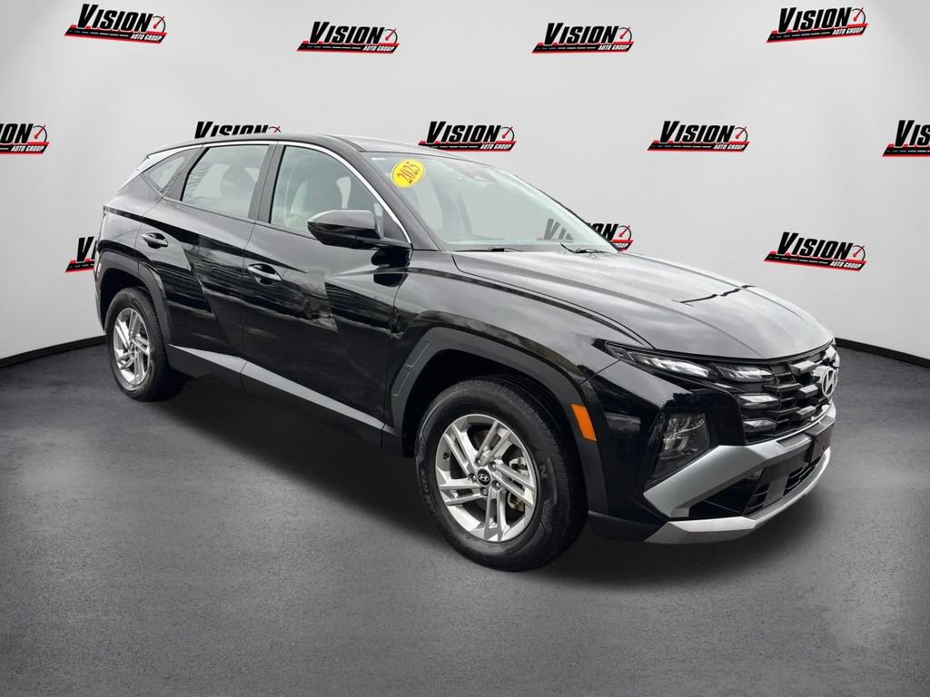 Certified 2025 Hyundai Tucson SE image 3