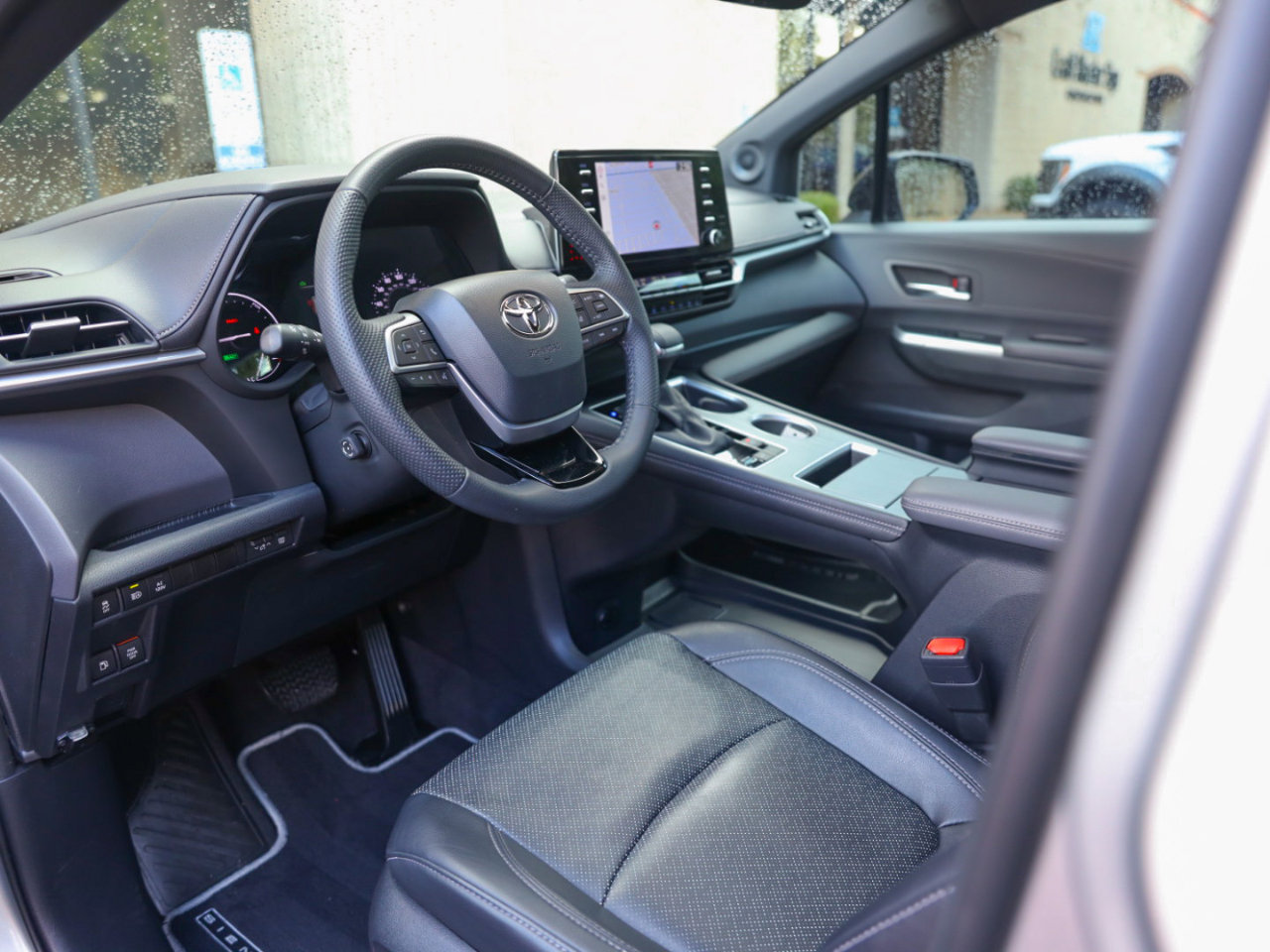 Used 2023 Toyota Sienna XSE image 4