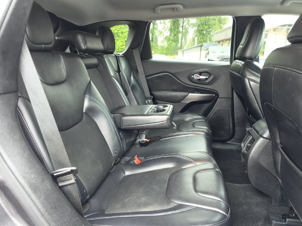 Used 2019 Jeep Cherokee Latitude Plus FWD image 19