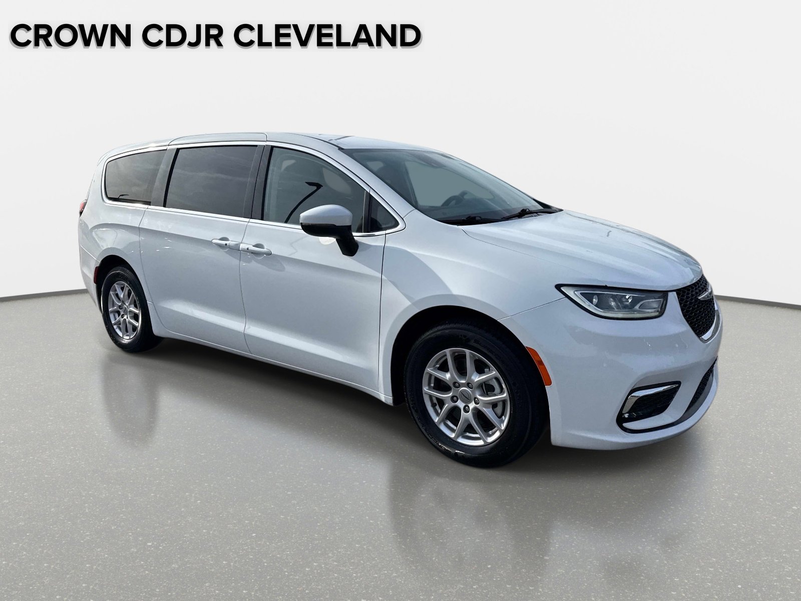 Used 2023 Chrysler Pacifica Touring-L image 2
