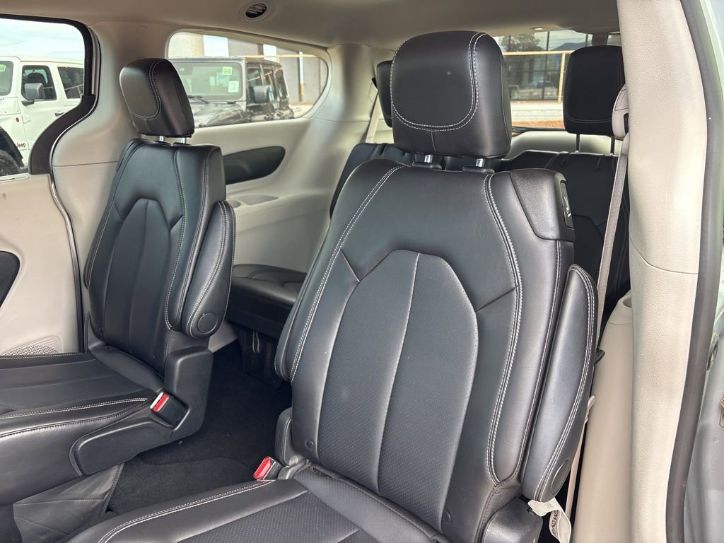 Used 2024 Chrysler Pacifica Touring-L image 17