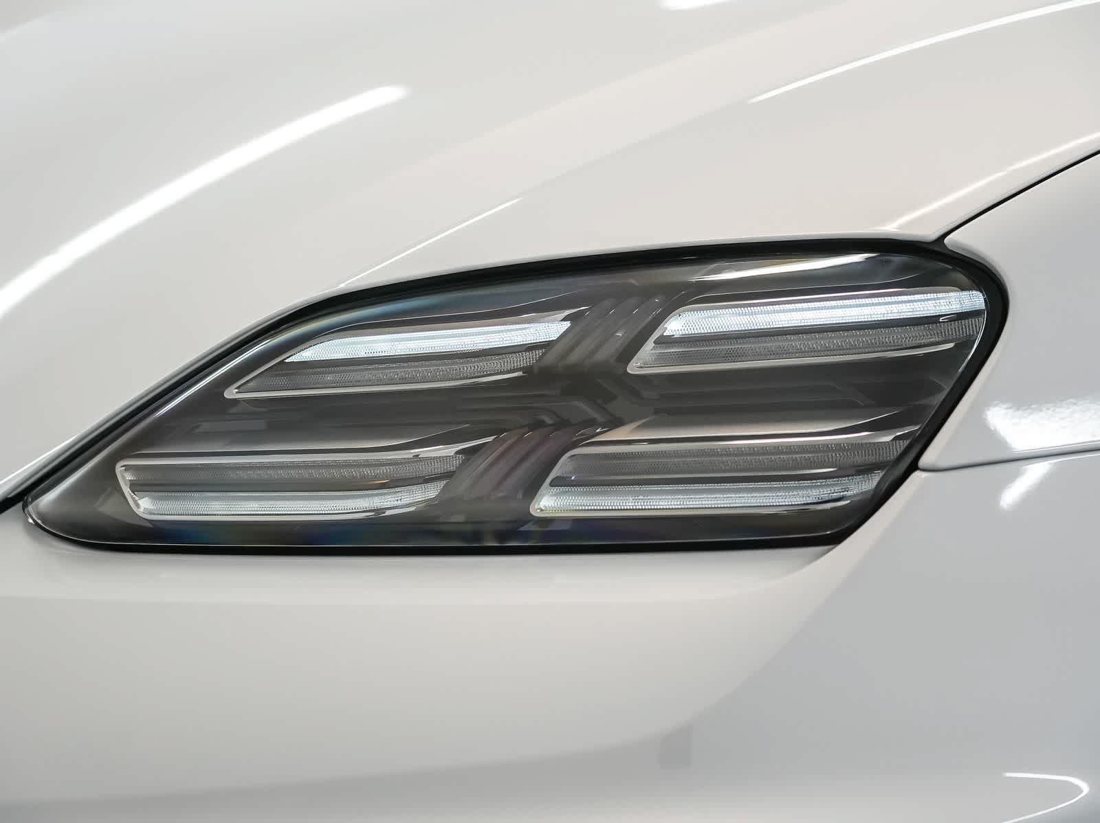 New 2026 Porsche Macan Turbo Electric AWD/4WD image 11