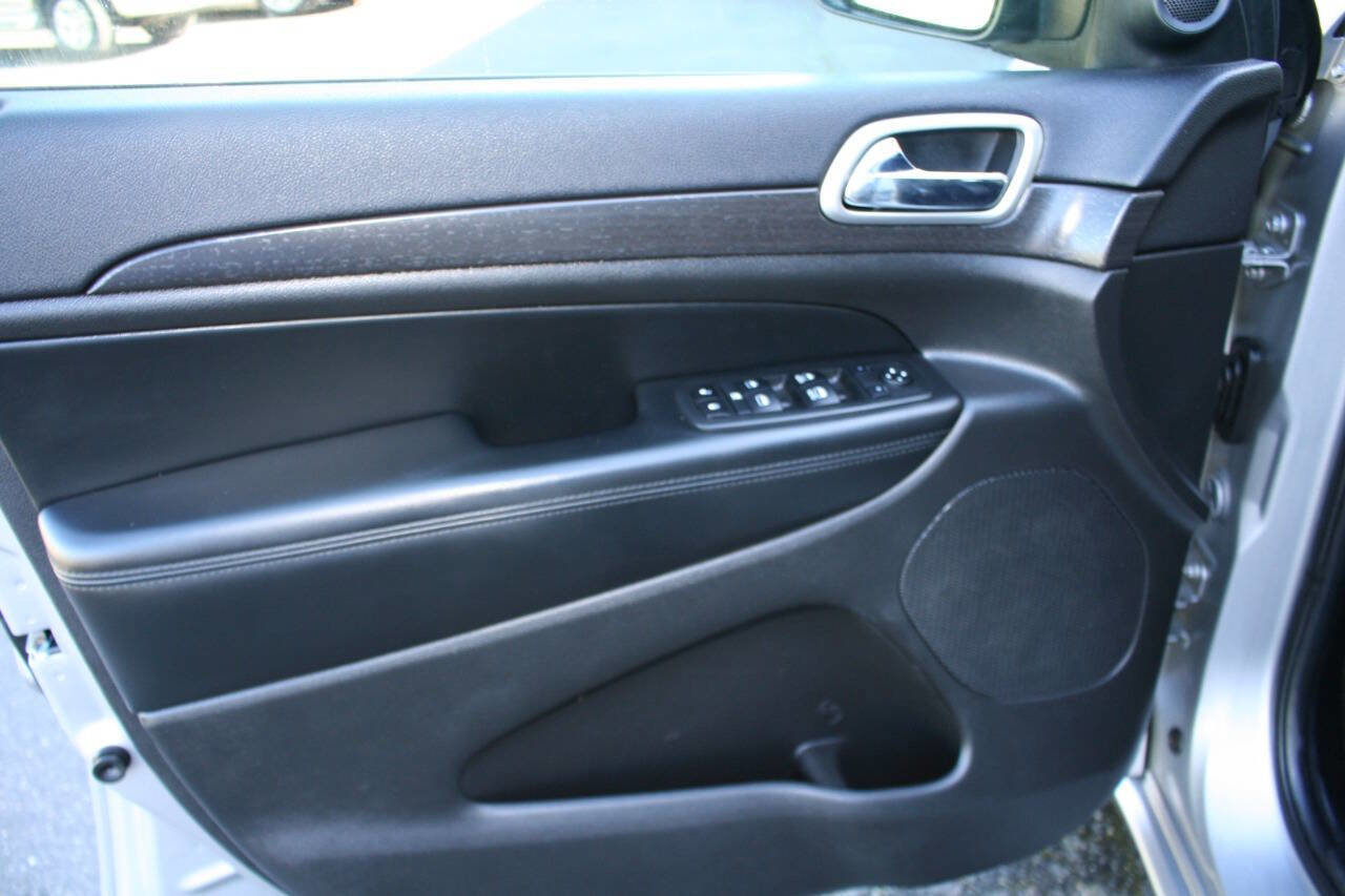 Used 2017 Jeep Grand Cherokee Altitude image 14