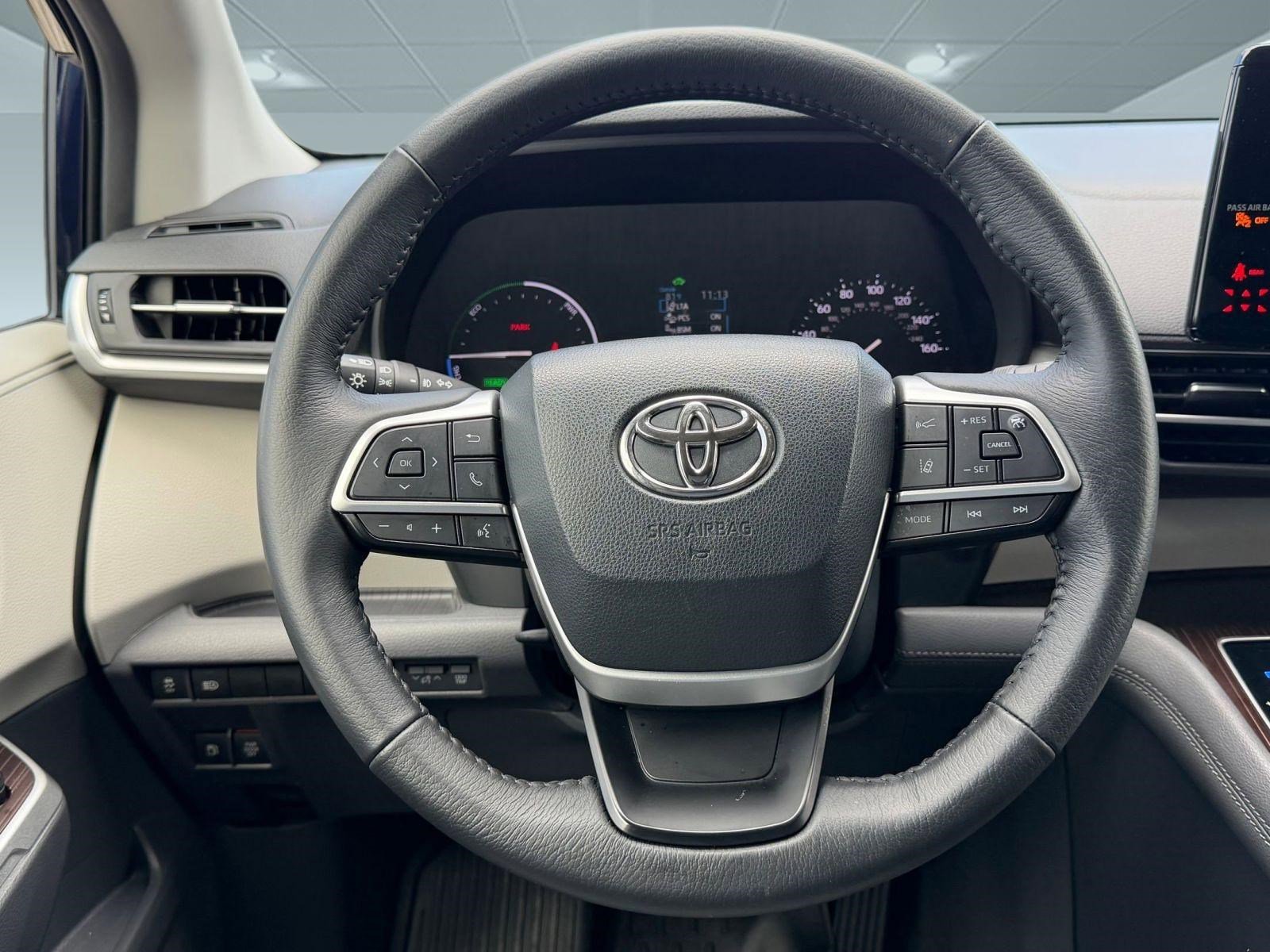 Used 2022 Toyota Sienna XLE FWD image 16