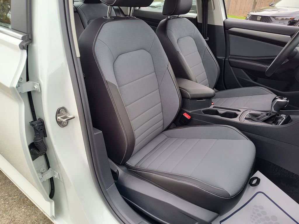 Used 2025 Volkswagen Jetta SE w/ Black Wheel Package image 30