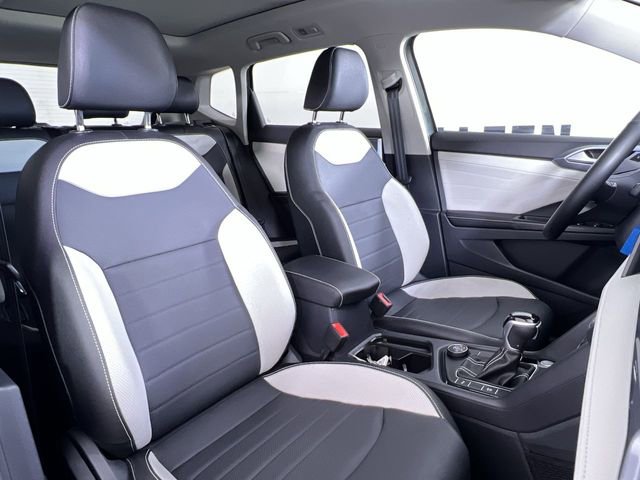 Used 2025 Volkswagen Taos SEL image 27
