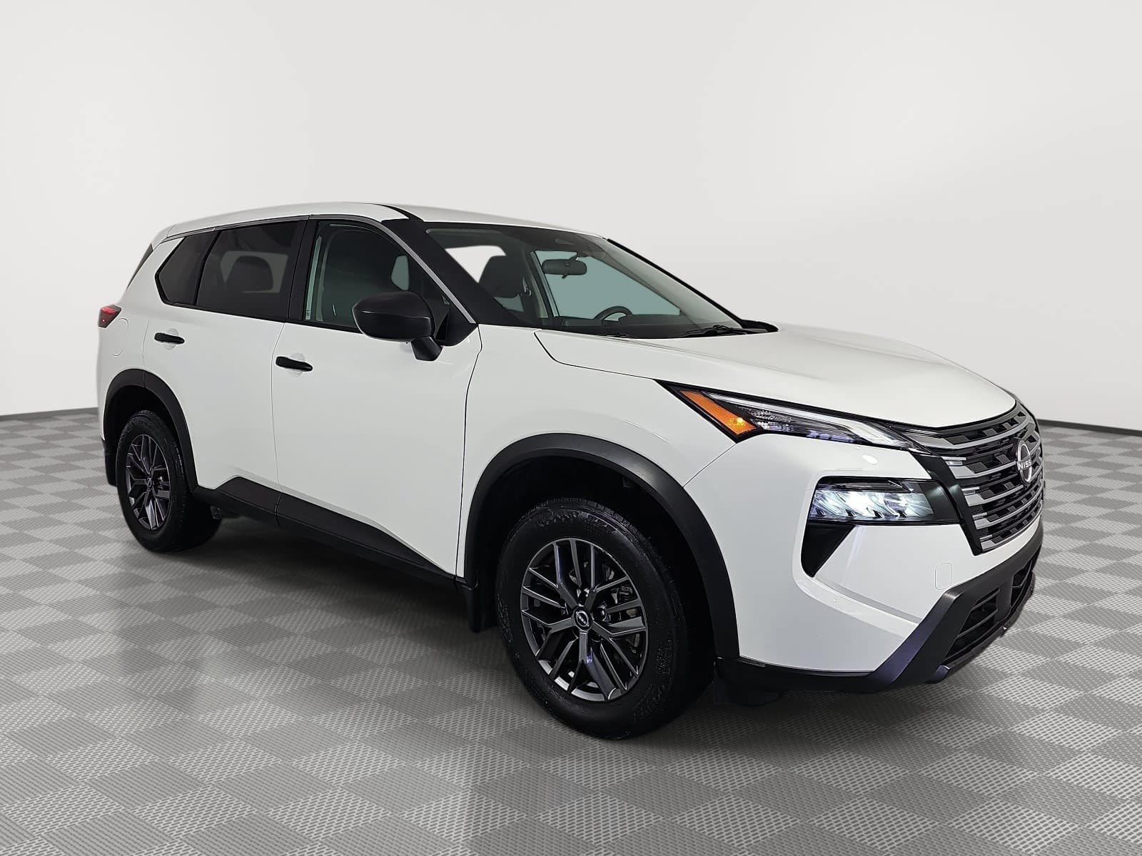 Used 2025 Nissan Rogue S FWD image 2