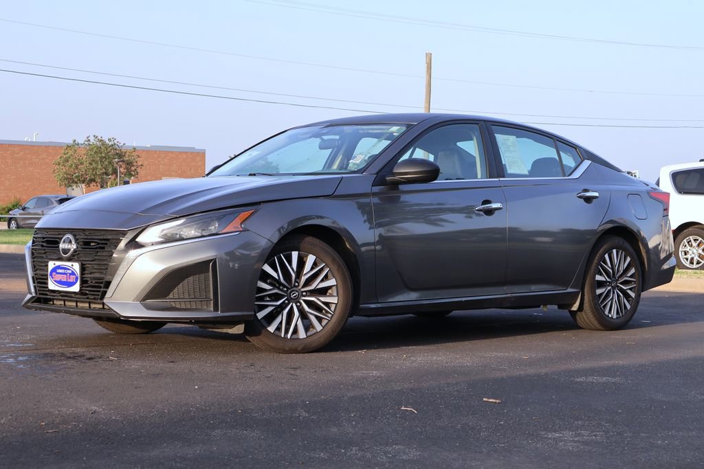 Used 2025 Nissan Altima 2.5 SV FWD image 14