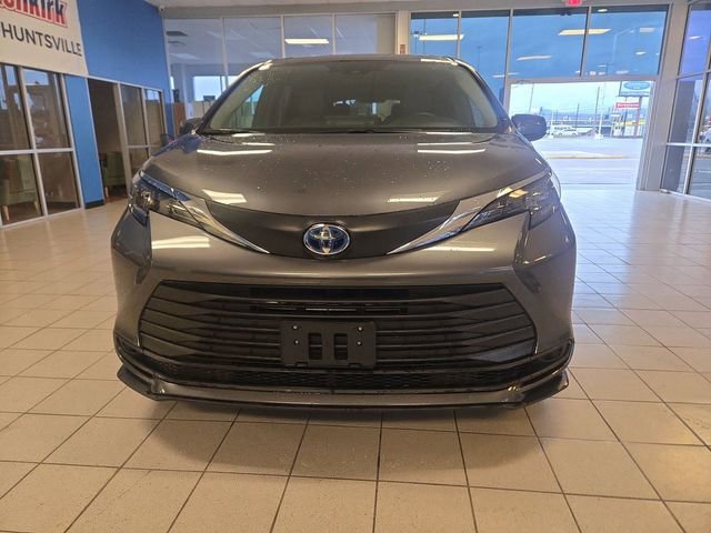 Used 2025 Toyota Sienna LE image 3