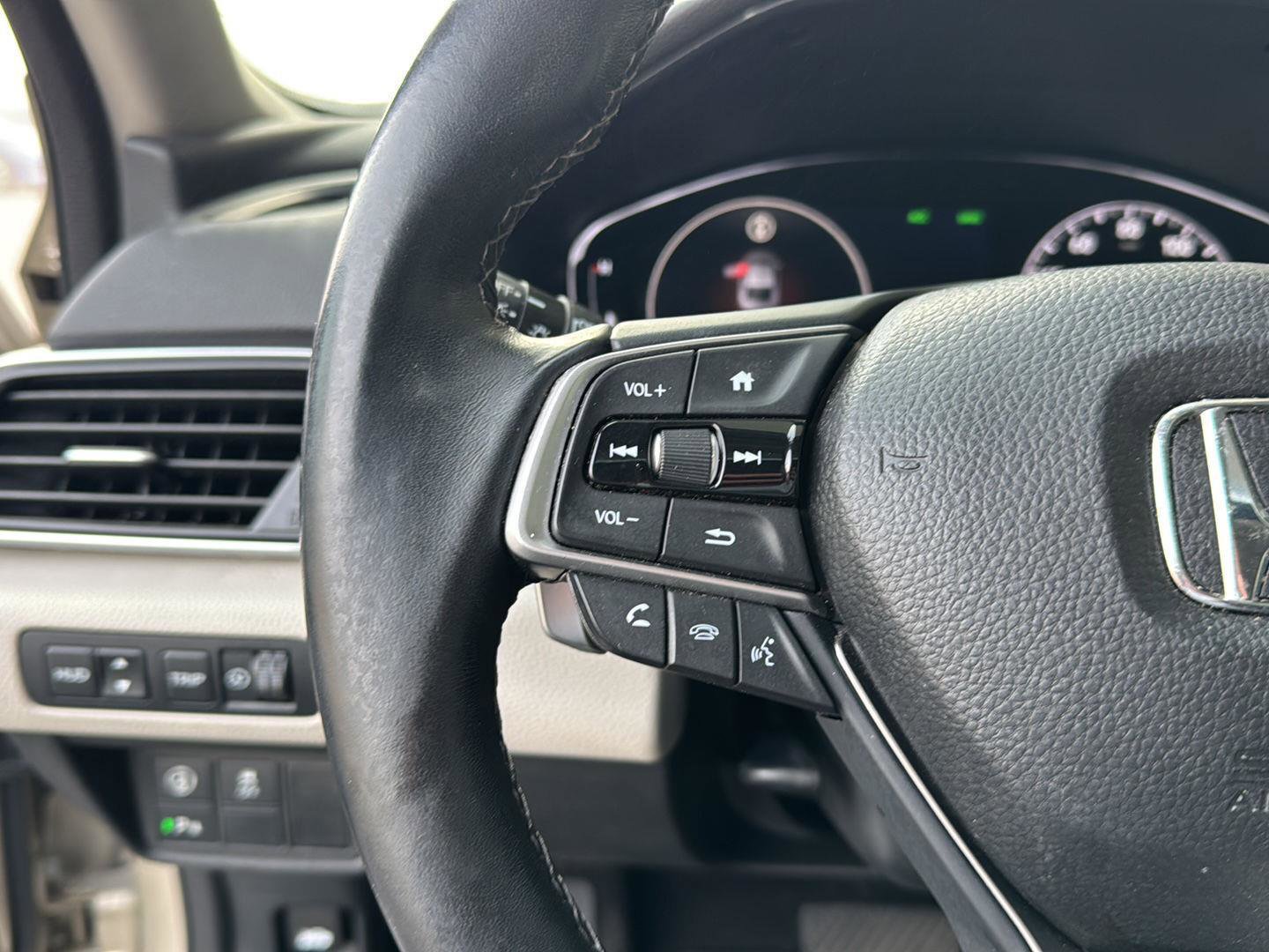 Used 2018 Honda Accord Touring image 18