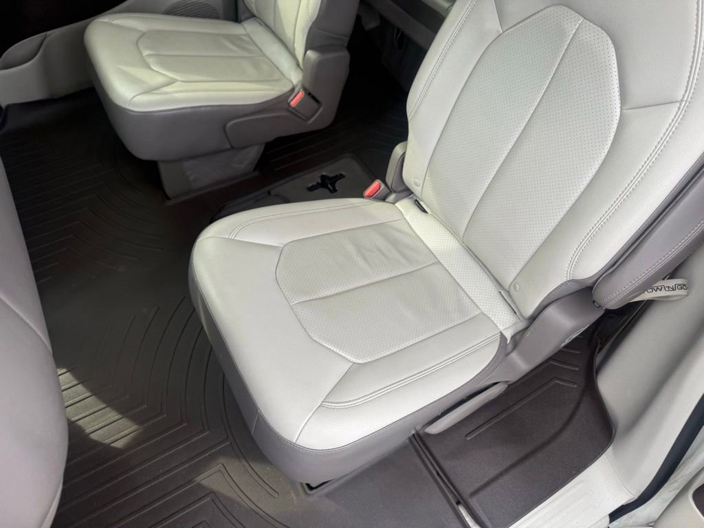 Used 2018 Chrysler Pacifica Touring-L image 31