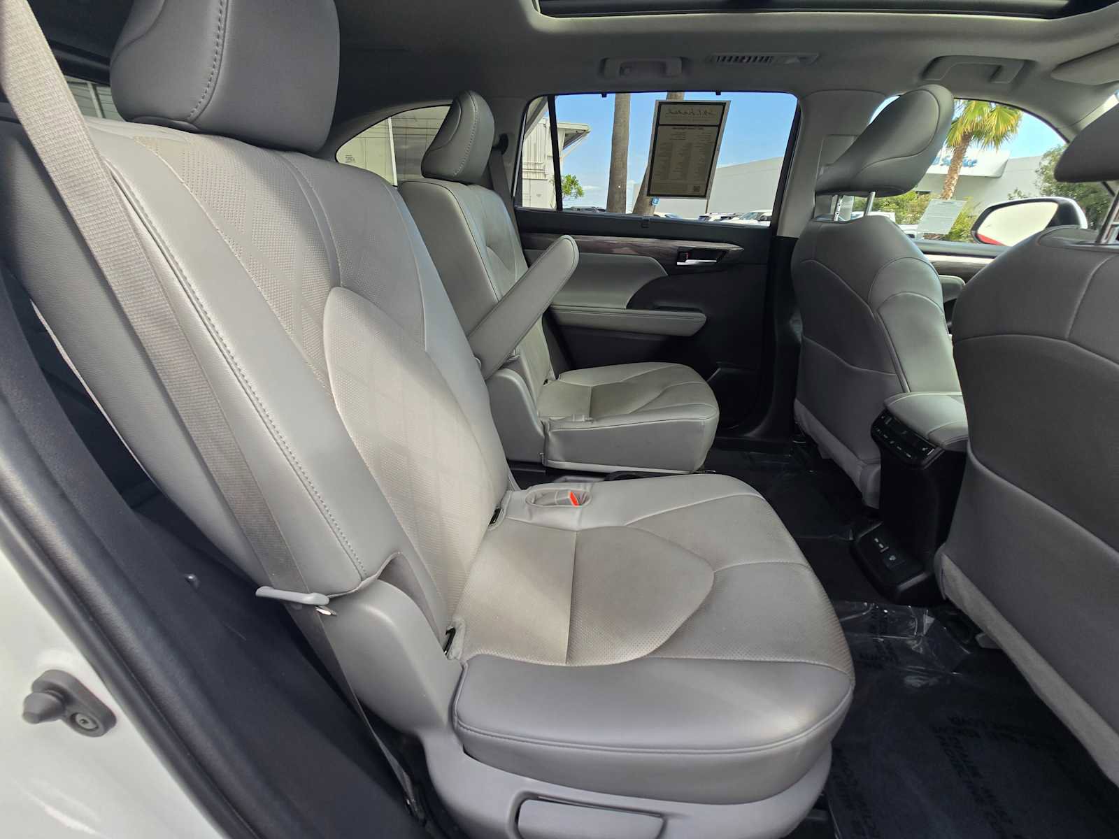 Used 2023 Toyota Highlander Platinum image 15