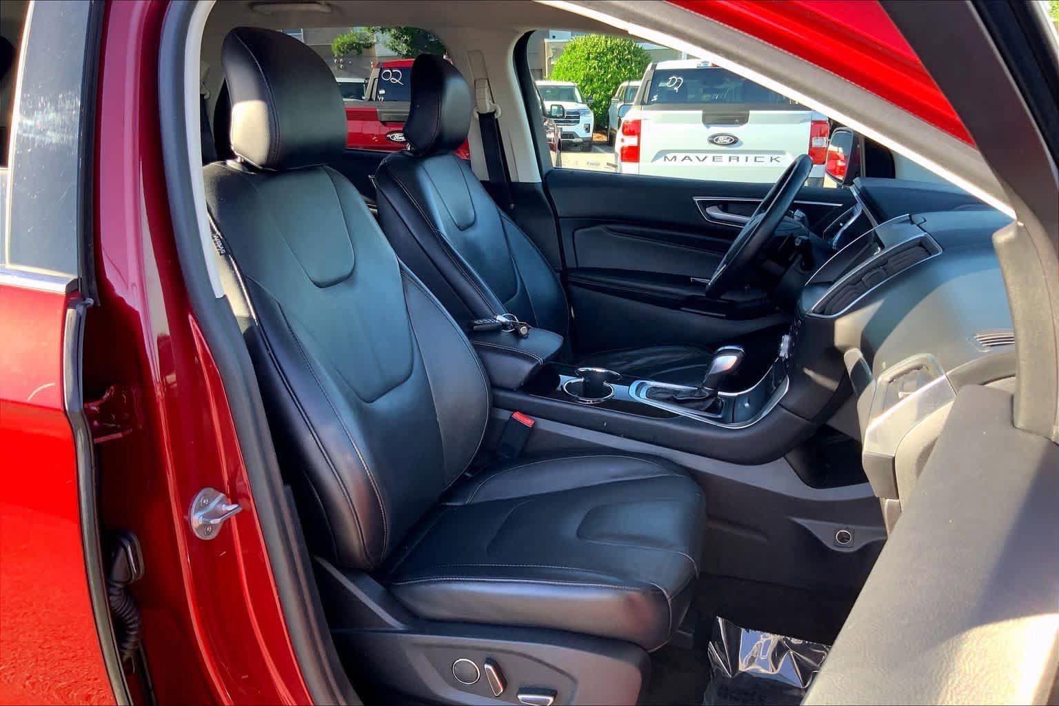 Used 2017 Ford Edge Titanium w/ Technology Package FWD image 9