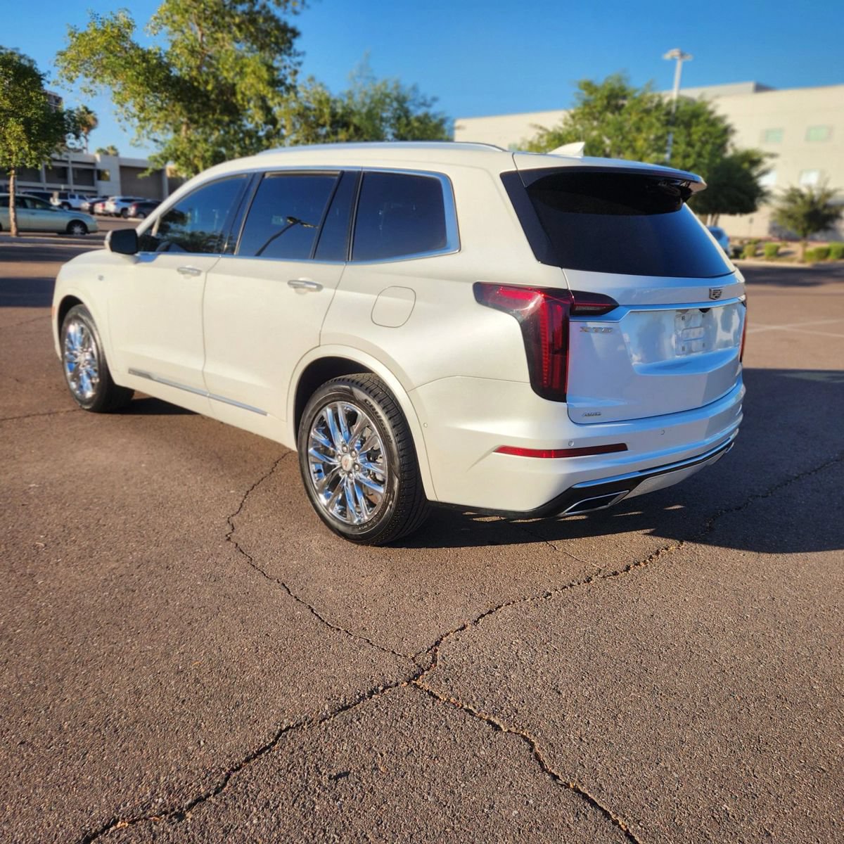 Used 2022 Cadillac XT6 Premium Luxury w/ Platinum Package AWD/4WD image 3