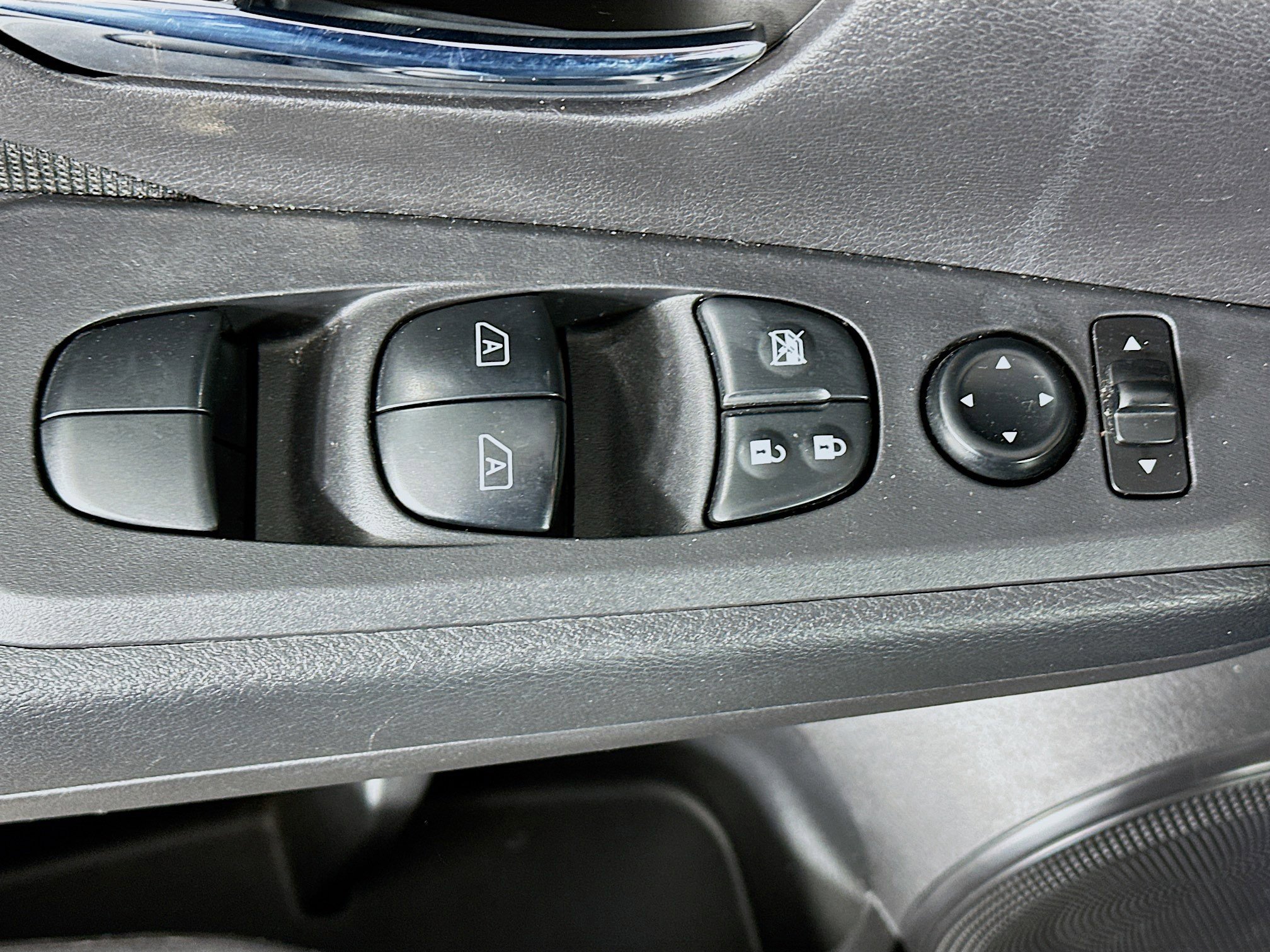 Used 2024 Nissan Kicks SV image 15