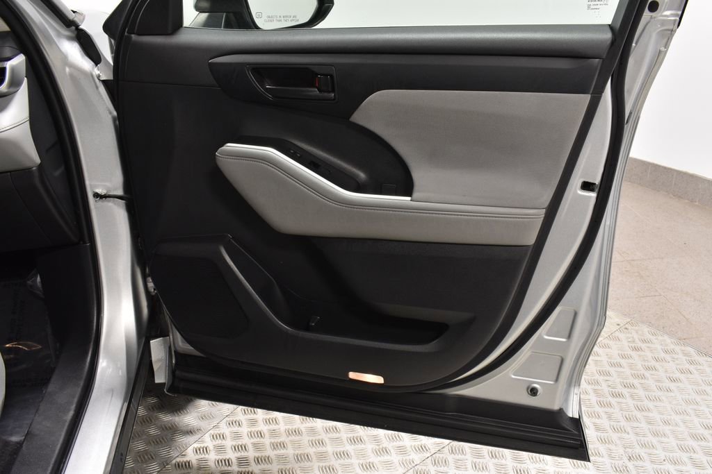 Used 2023 Toyota Highlander XLE image 32