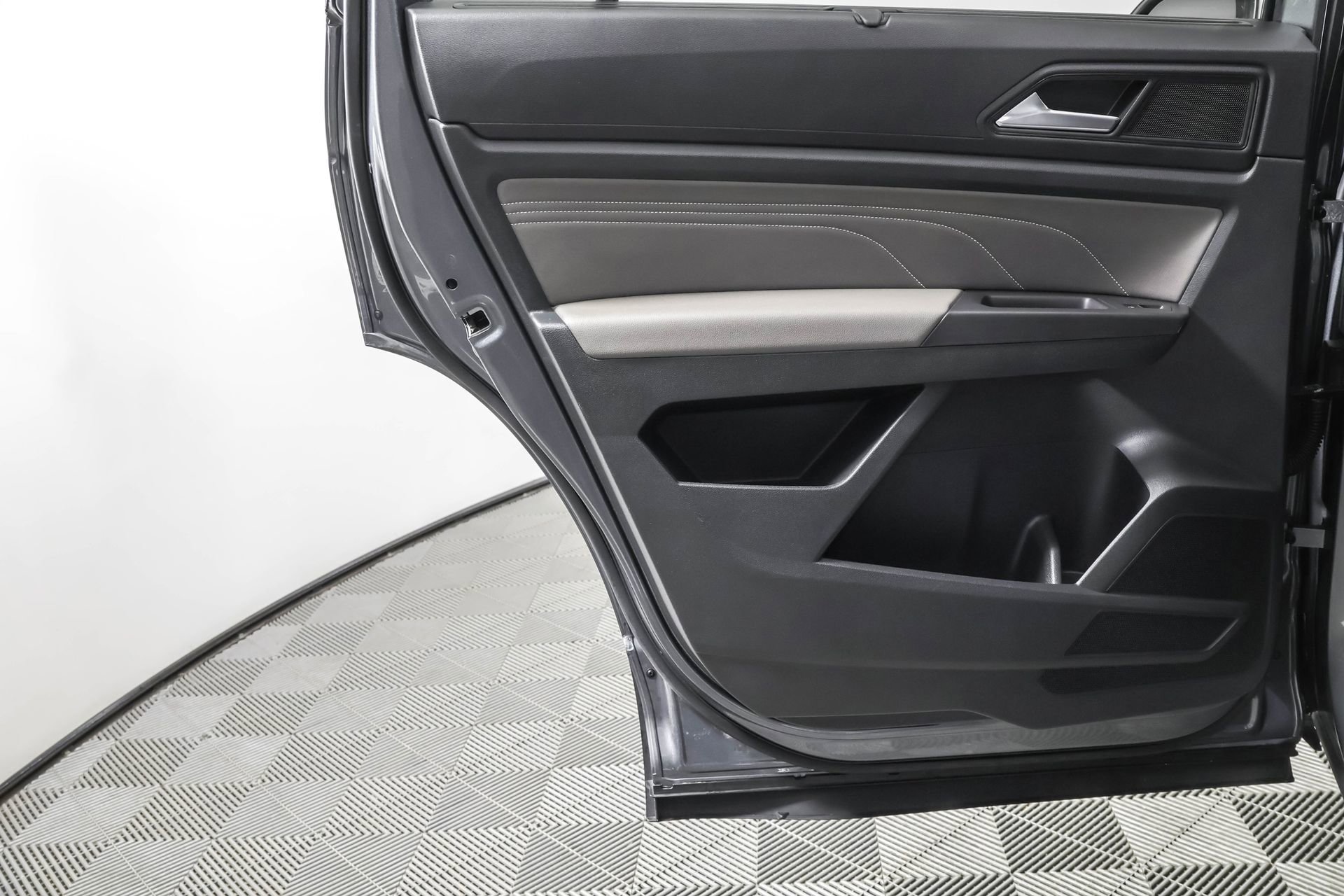 Used 2023 Volkswagen Atlas SE w/ Black Wheel Package image 40