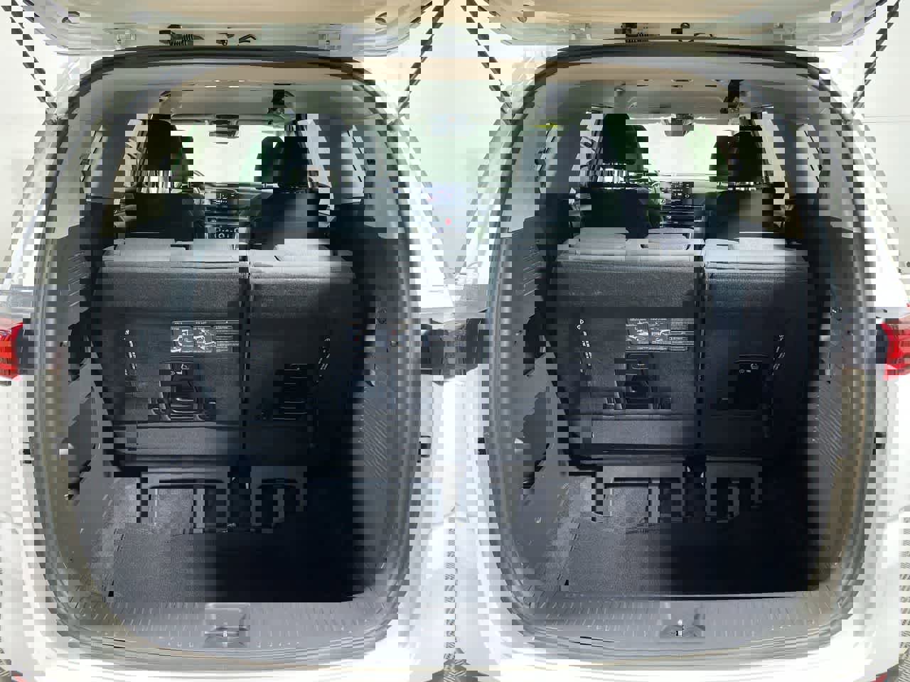 Used 2024 Kia Carnival LX image 34