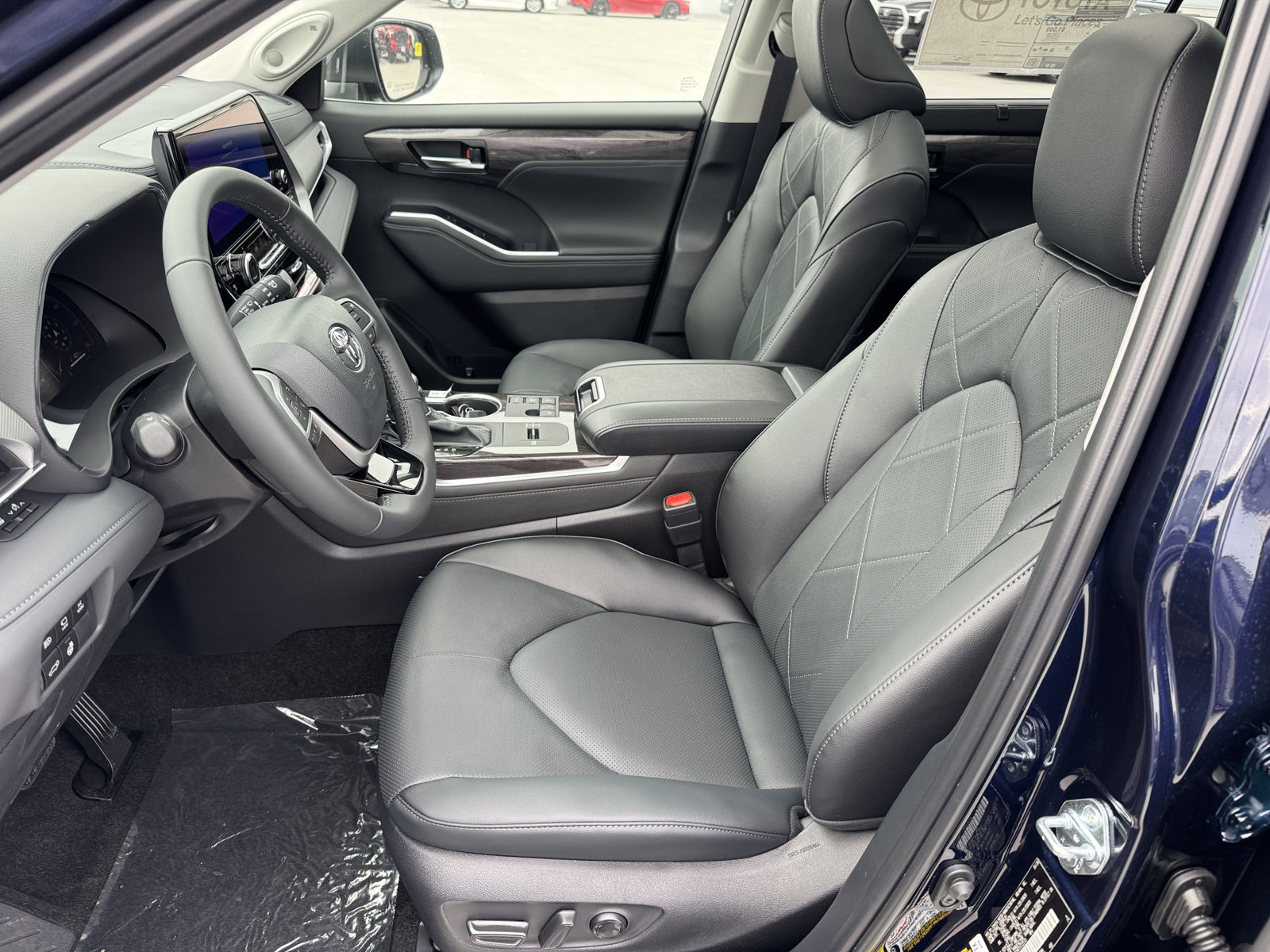 New 2026 Toyota Highlander Platinum AWD/4WD image 2