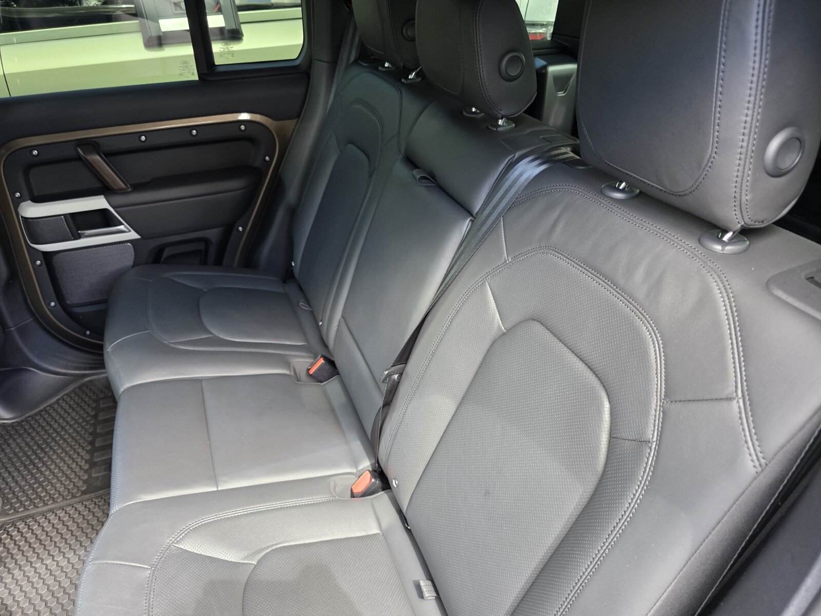 Certified 2024 Land Rover Defender 110 SE AWD/4WD image 17