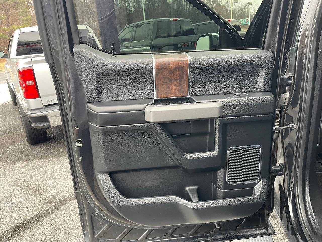 Used 2015 Ford F150 Platinum w/ Equipment Group 701A Luxury image 27