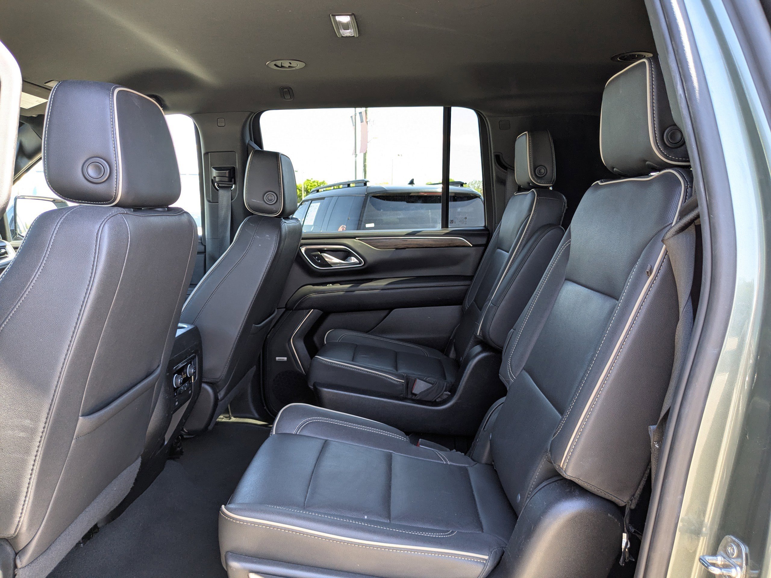 Used 2023 Chevrolet Suburban Premier image 14
