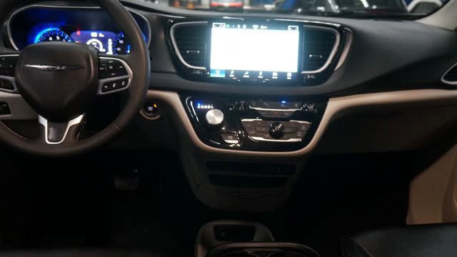 Used 2024 Chrysler Pacifica Touring-L image 35