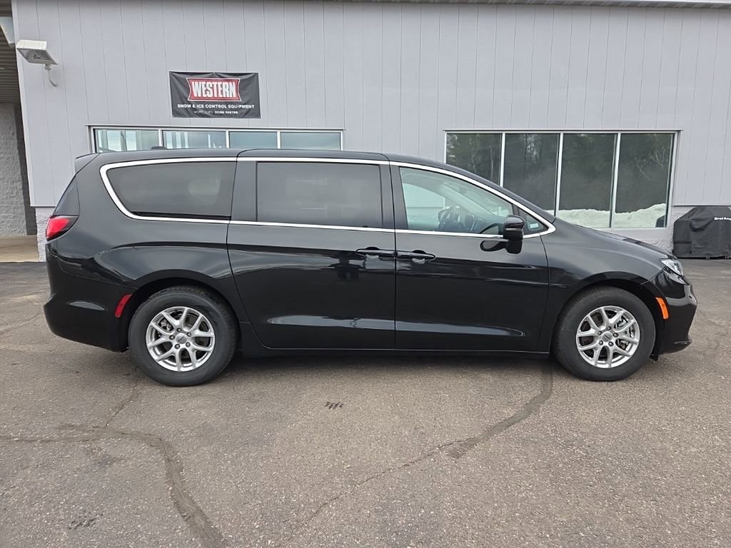 Used 2023 Chrysler Pacifica Touring-L FWD image 2