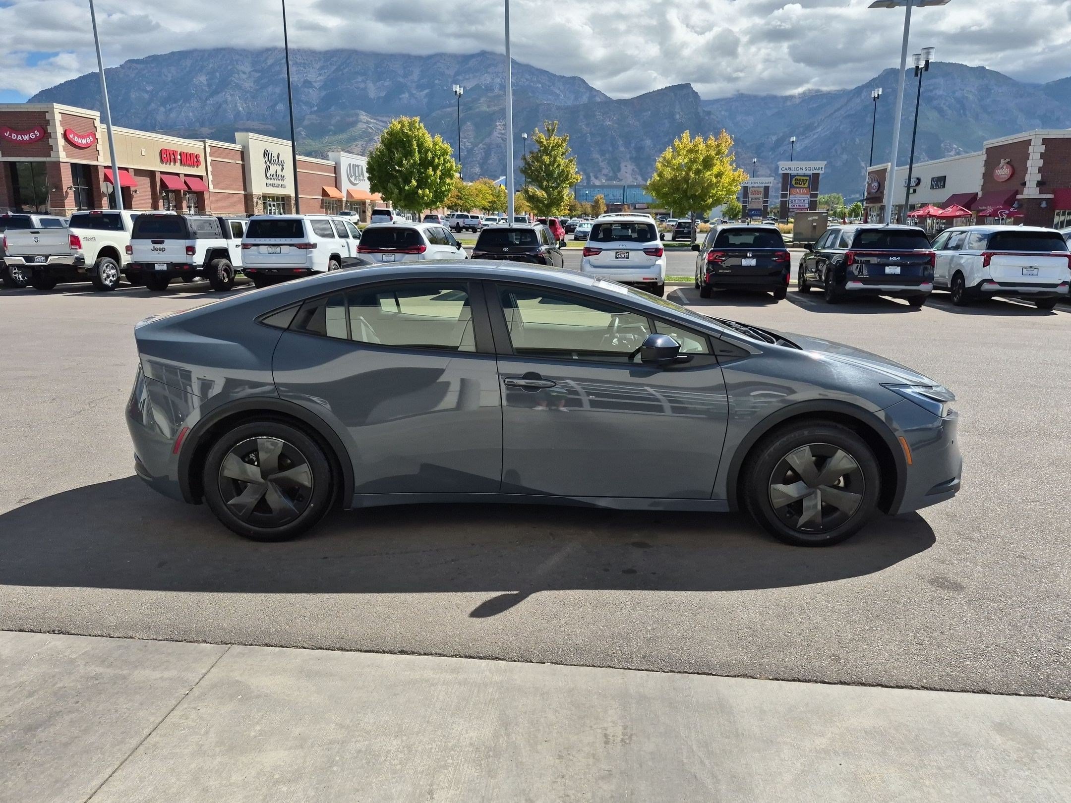 Used 2025 Toyota Prius LE FWD image 2
