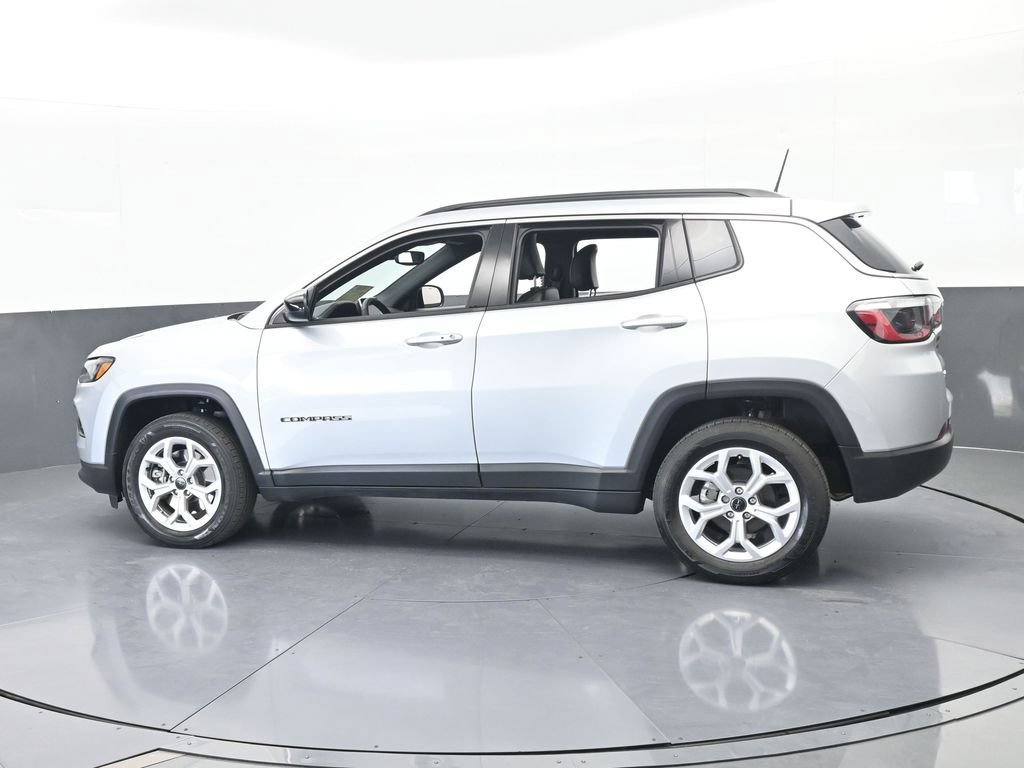 Used 2025 Jeep Compass Latitude AWD/4WD image 3