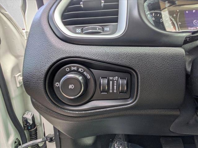 Used 2015 Jeep Renegade Latitude w/ Cold Weather Group image 20