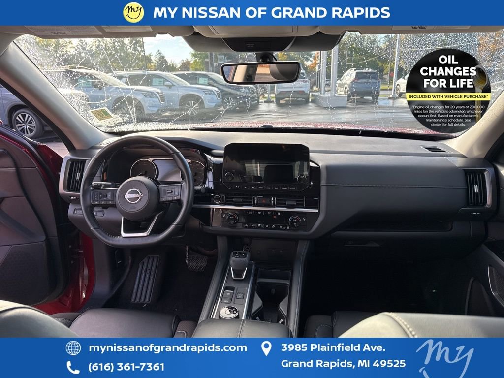 Used 2023 Nissan Pathfinder SL image 32