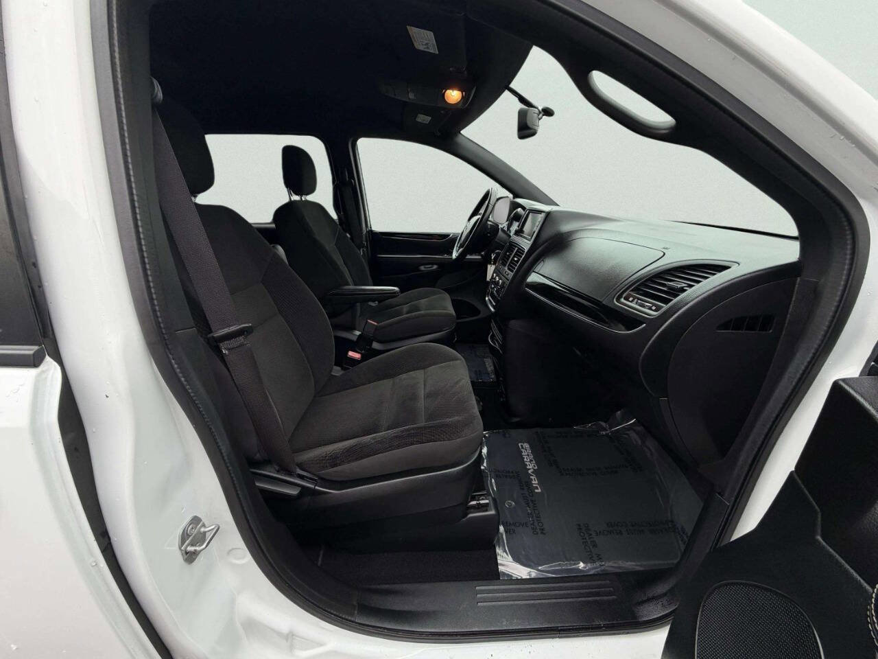 Used 2017 Dodge Grand Caravan SE image 24