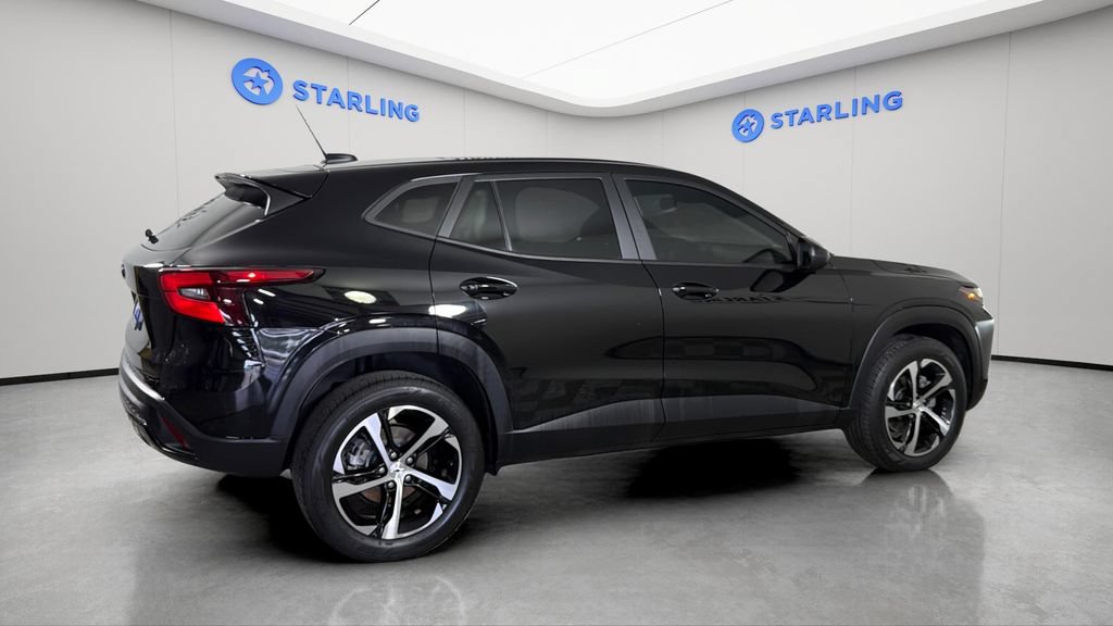 Used 2024 Chevrolet Trax RS w/ Sunroof Package FWD image 11