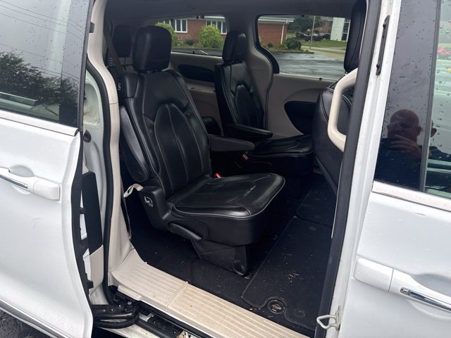 Used 2018 Chrysler Pacifica Limited FWD image 10