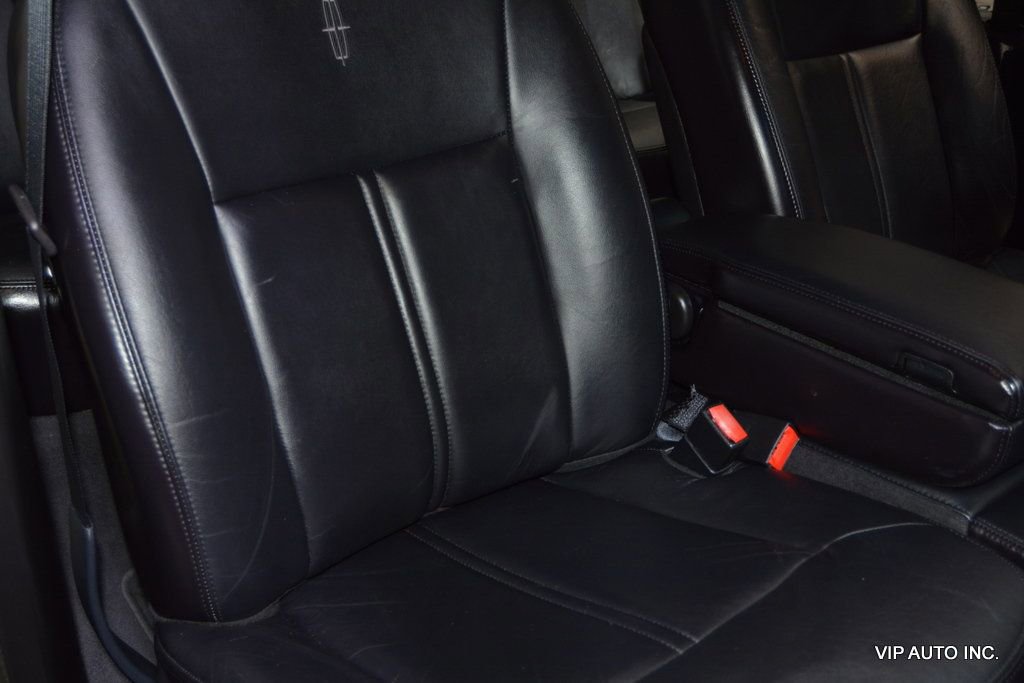 Used 2005 Lincoln Town Car Signature Limited image 16