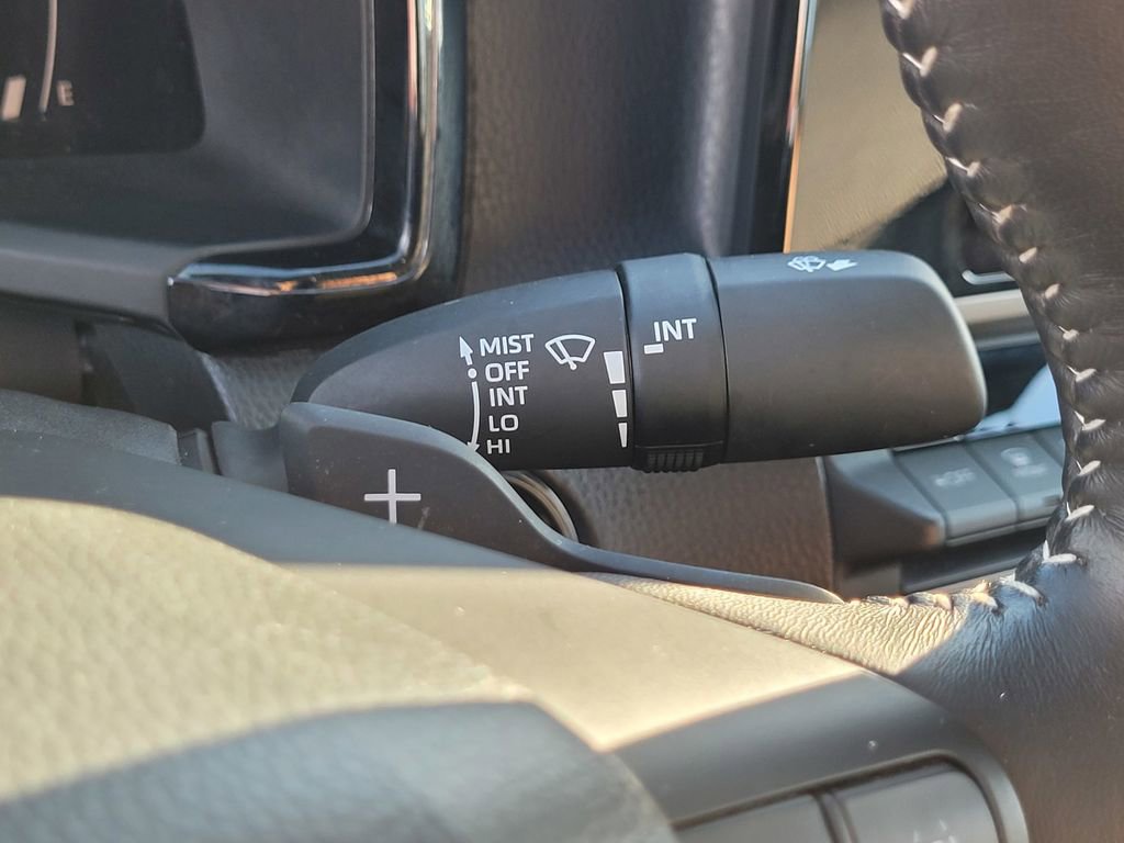 Used 2025 Toyota Camry SE image 25