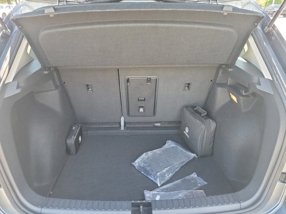 Used 2022 Volkswagen Taos SE image 17