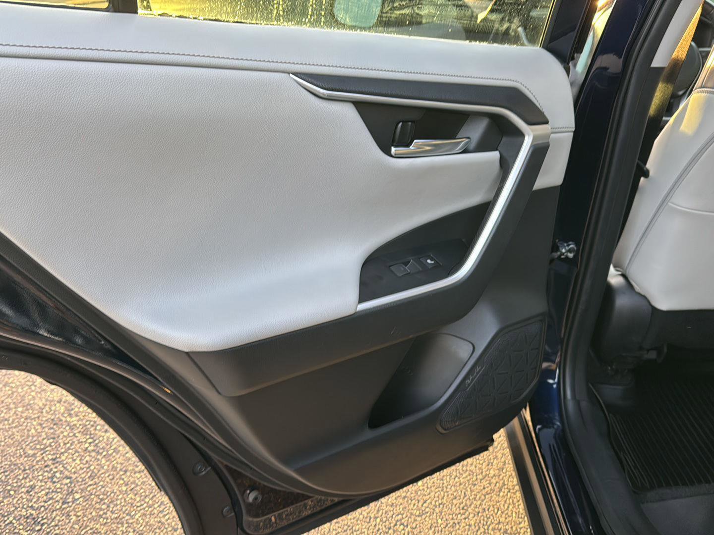 Used 2022 Toyota RAV4 Limited image 15