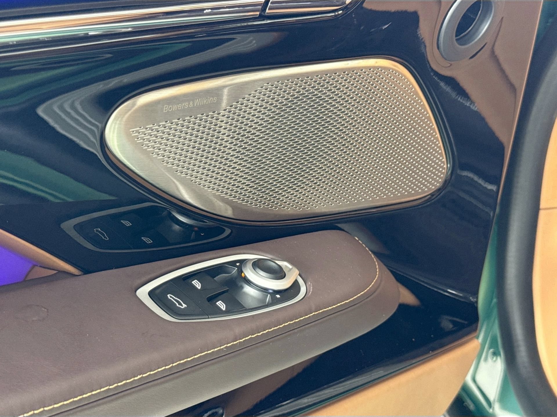 Used 2024 Aston Martin DB12 Coupe RWD image 16