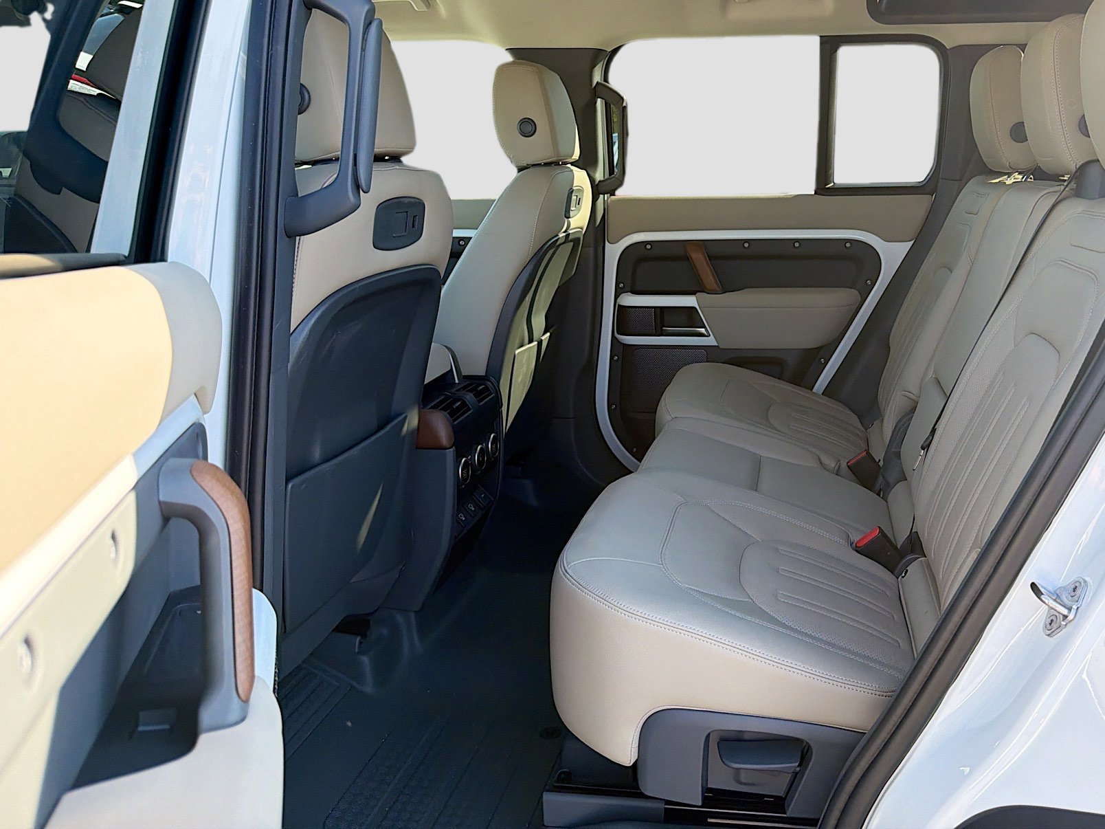 Used 2022 Land Rover Defender 110 SE image 21