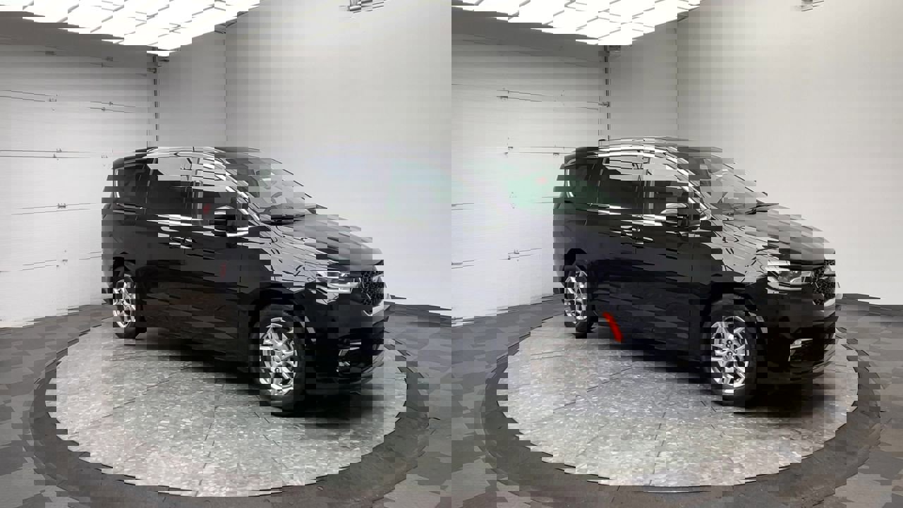 Used 2024 Chrysler Pacifica Touring-L image 40