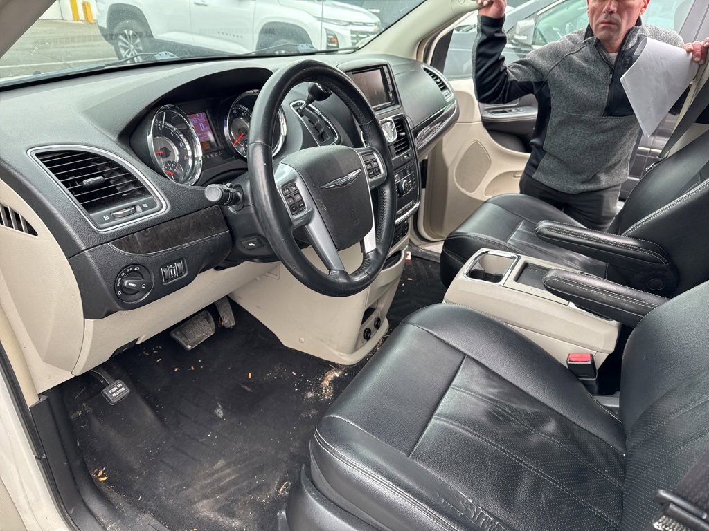 Used 2012 Chrysler Town & Country Touring-L w/ Entertainment Group #2 image 6